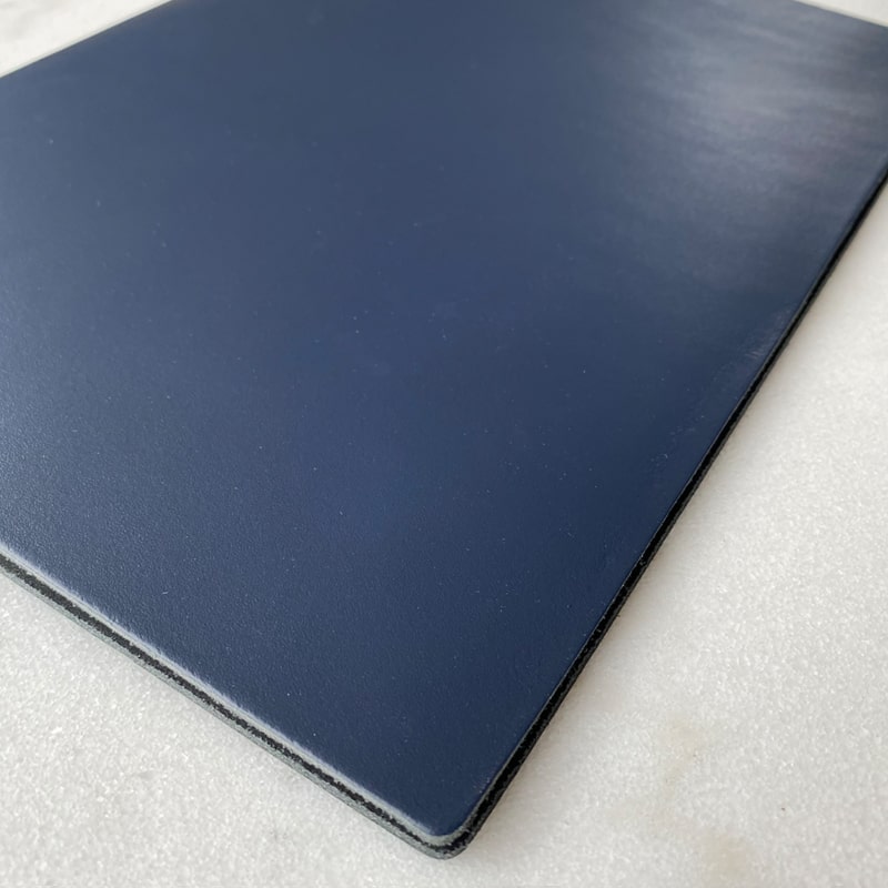 Marineblaue beschichtete Leder-Menükarte - Craft On Table