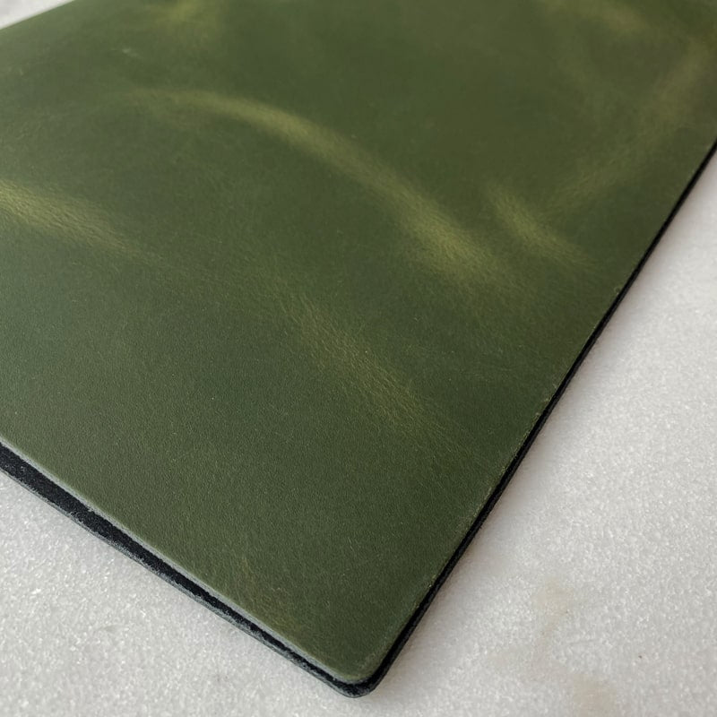 Grüne Pull Up Leder Menükarte - Craft On Table